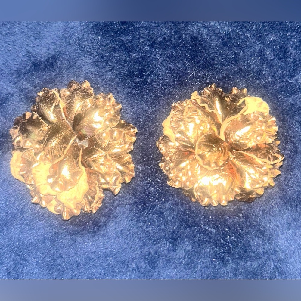 Vintage leather flower clip on earings - Picture 6 of 7